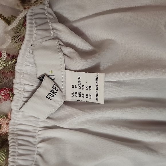 Embroidered crop top - Picture 3 of 4